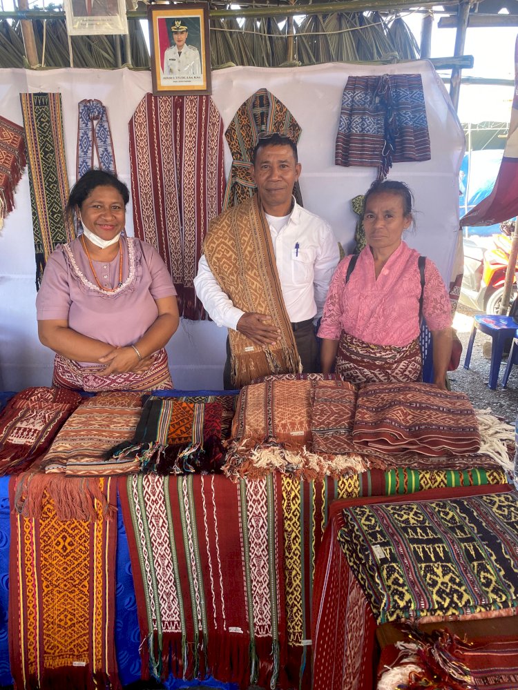 Sejarah dalam Helai Tenun: Kain 51 Tahun Keturunan Raja Amarasi Tampil di Expo Kabupaten Kupang