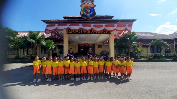 Anak-Anak Taman Bermain Gereja Getsmani Babau Kenal Lebih Dekat Dunia Kepolisian di Polres Kupang