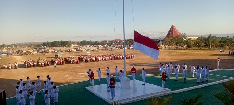 Pengamanan Ketat Polres Kupang Warnai Upacara Penurunan Bendera Merah Putih Kabupaten Kupang