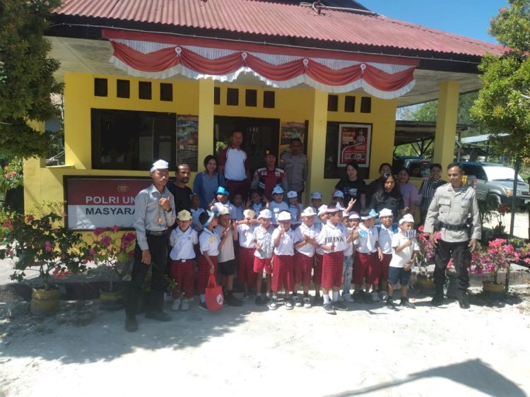 Field Trip EIS: Murid Antusias Kenal Dunia Kepolisian di Polsek Kupang Tengah