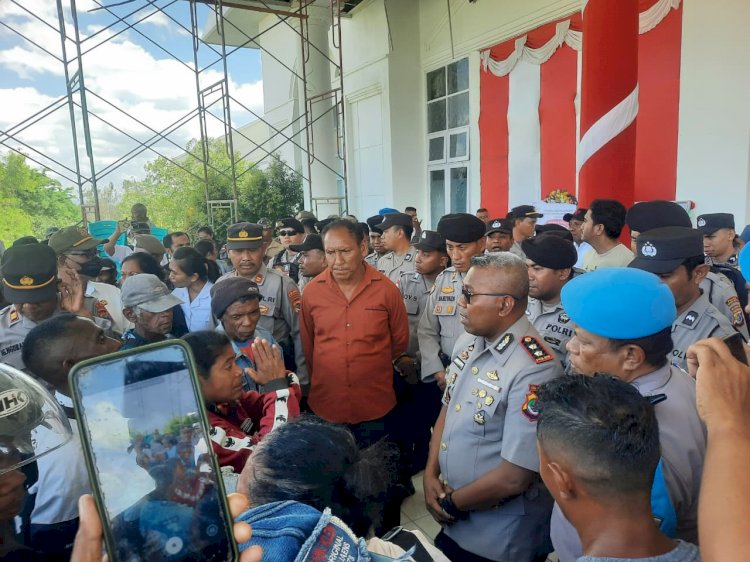 Ratusan Korban Badai Seroja Datangi Kantor Bupati Kupang, Kapolres berjibaku Tenangkan Massa