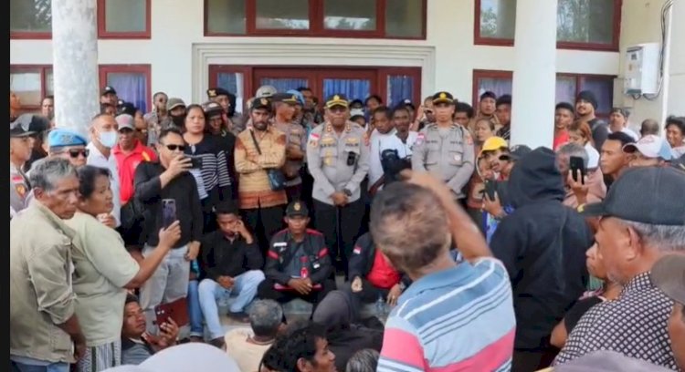 Kapolres Kupang Turun Tangan Tenangkan Massa Korban Badai Seroja