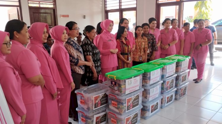Kapolda NTT dan Ketua Bhayangkari Sentuh Hati Guru dan Siswa SRMP 19 Kupang Lewat Baksos