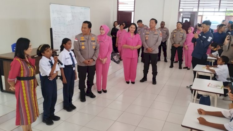 Kapolda NTT dan Ketua Bhayangkari Sentuh Hati Guru dan Siswa SRMP 19 Kupang Lewat Baksos