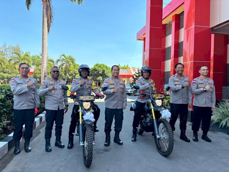Dua Bhabinkamtibmas Polres Kupang Terima Motor Dinas Baru dari Kapolda NTT
