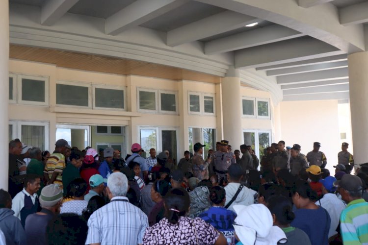 Polisi Amankan Kegiatan Penyampaian Aspirasi Warga Korban badai Siklon Seroja,  di DPRD Kupang