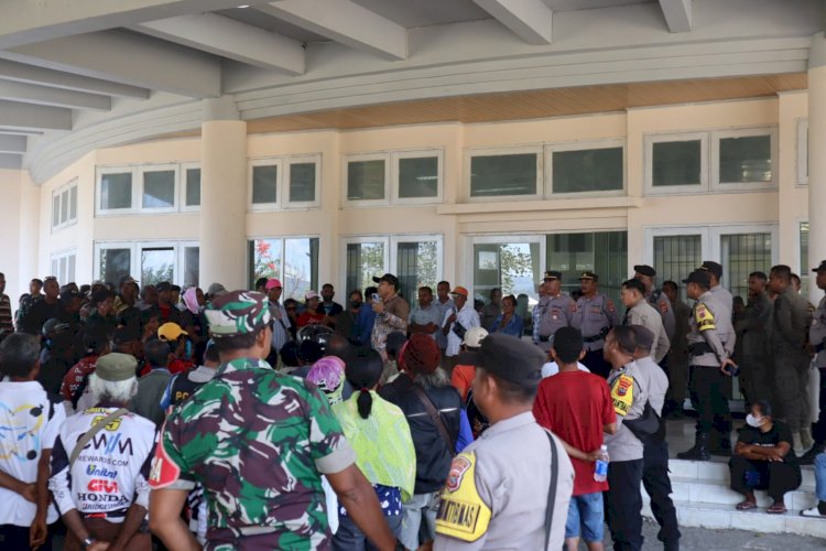 Polisi Amankan Kegiatan Penyampaian Aspirasi Warga Korban badai Siklon Seroja,  di DPRD Kupang