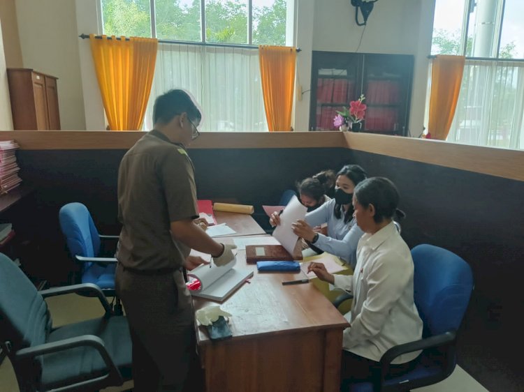 Polres Kupang Serahkan Tersangka dan Barang Bukti Kasus Pembuangan Bayi ke Kejaksaan Negeri
