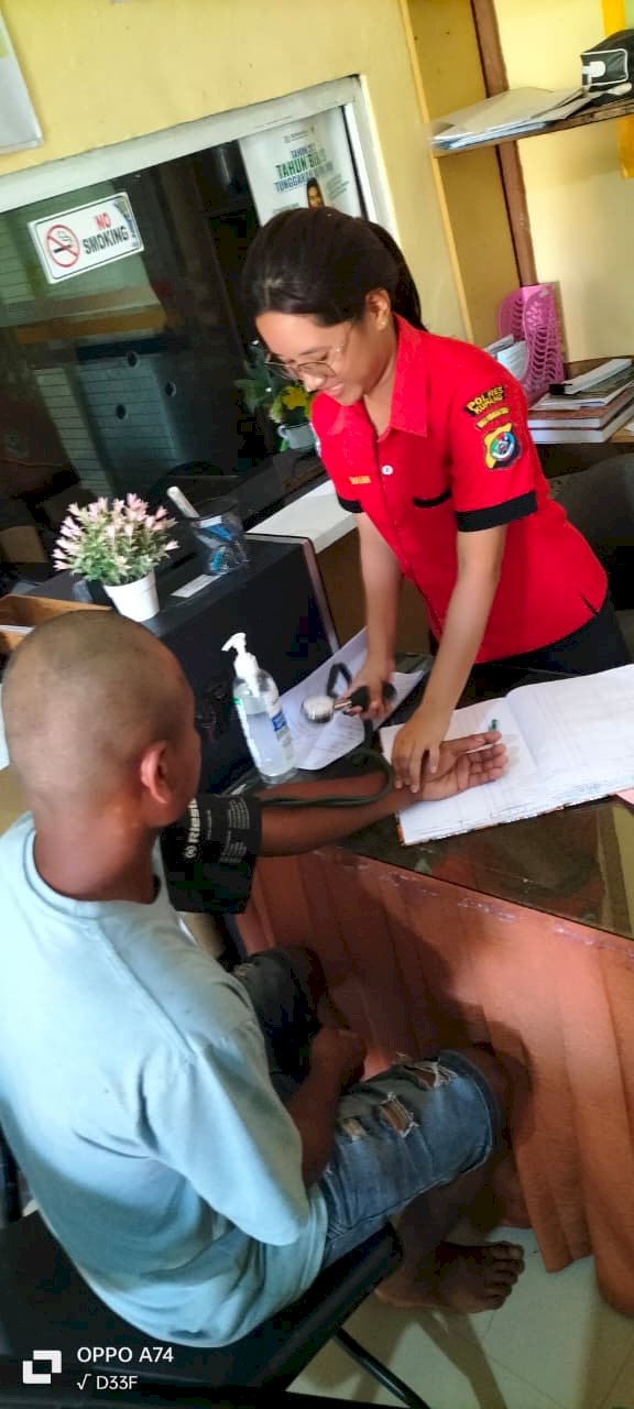 Polsek Fatuleu Dampingi Tersangka Jalani Pemeriksaan Kesehatan di Klinik Polres Kupang