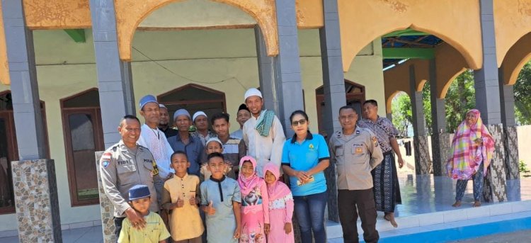 Bhabinkamtibmas Amfoang Utara Bersama Personel Polsek Laksanakan PAM Sholat Jumat di Masjid Al-Ikhlas Naikliu