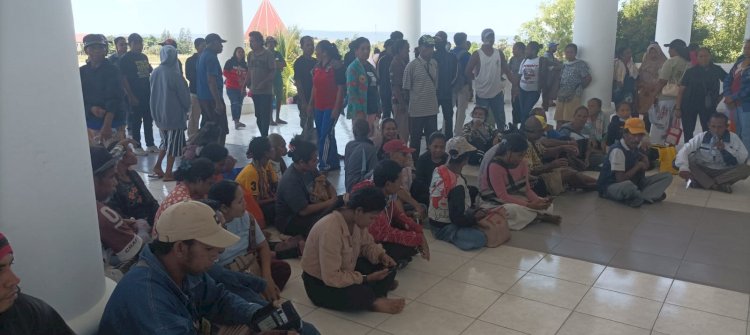 Polres Kupang Kawal dan Amankan Aksi Damai Forum Masyarakat Peduli Kabupaten Kupang di Kantor Bupati Kupang