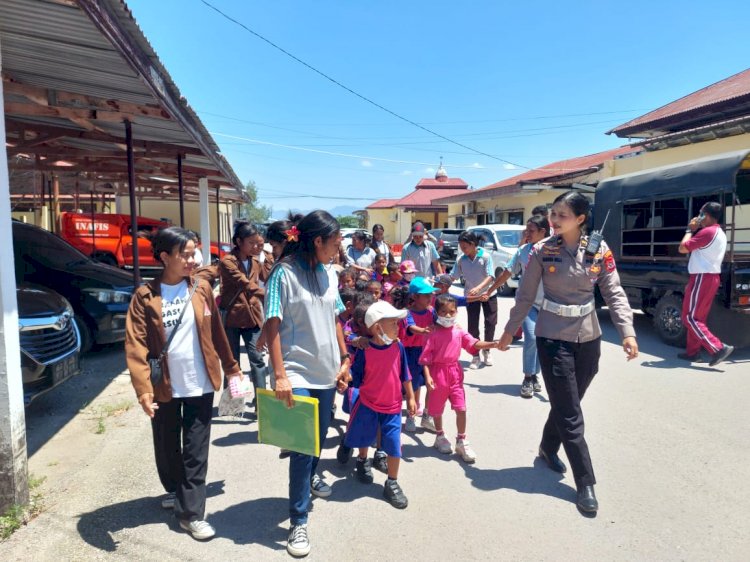 PAUD Harapan Bangsa Kuanheum Tingkatkan Pemahaman Anak Melalui Kunjungan Edukatif ke Polres Kupang