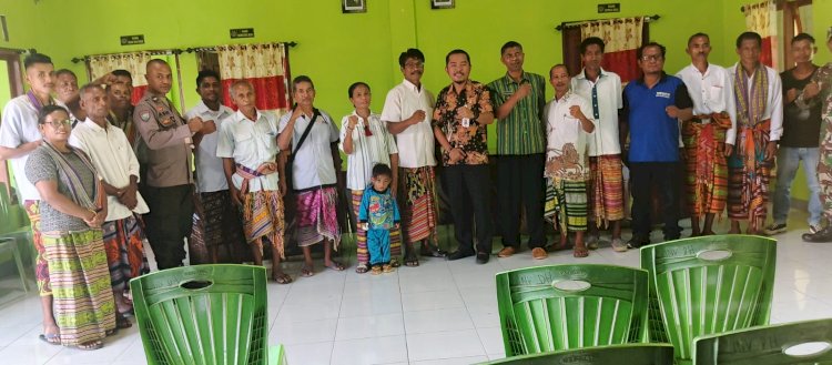 BHABINKAMTIBMAS AMANKAN PENYALURAN BLTS KESRA DI DESA HUEKNUTU DAN DESA OESUSU