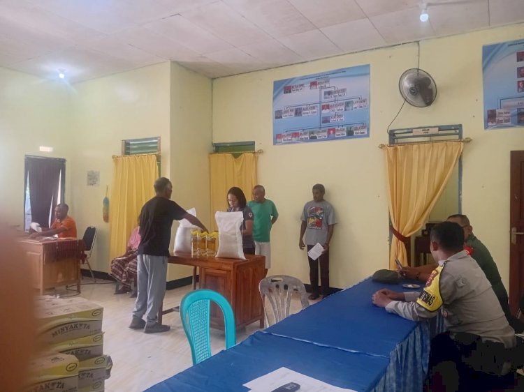 Bhabinkamtibmas Kupang Tengah Pantau Penyaluran Bantuan Pangan dan Sampaikan Himbauan Kamtibmas di Desa Oeletsala