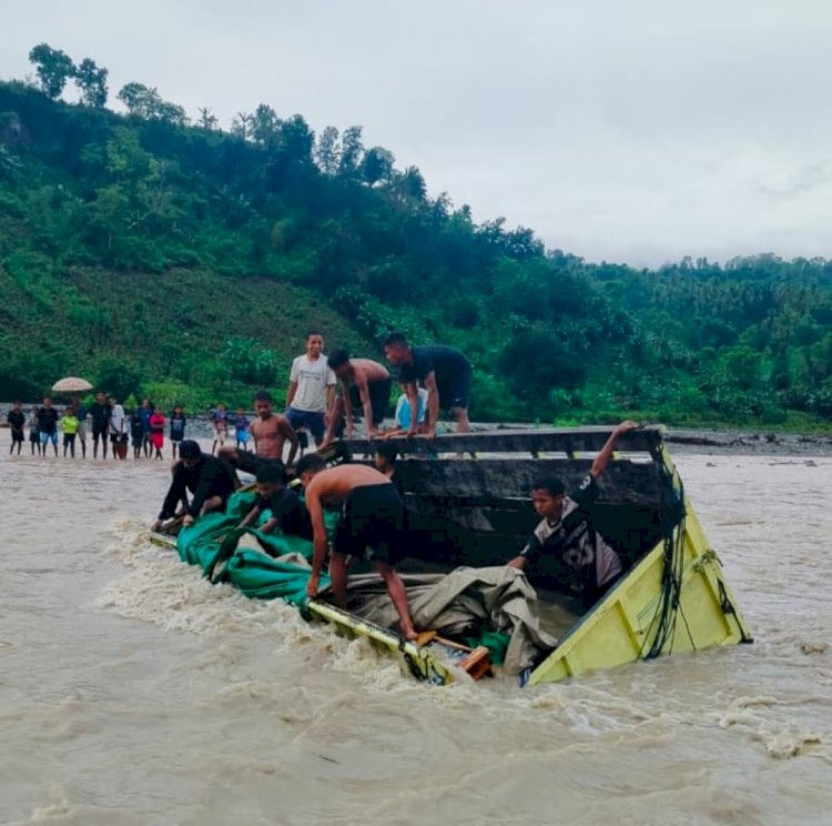 Truk Bermuatan Bantuan Pemerintah Terjebak Banjir di Desa Honuk, Amfoang Barat Laut