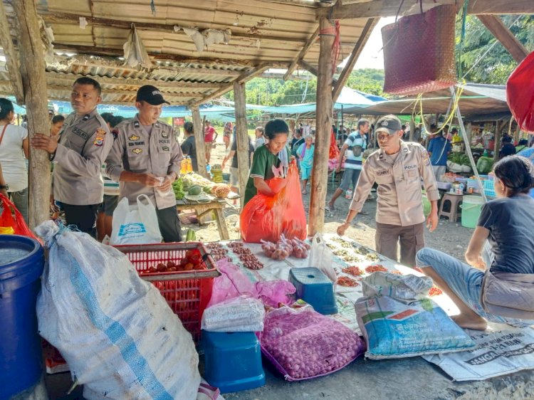 Polsek Amfoang Utara Gelar Patroli KRYD di Pasar Nekbuaf untuk Cegah Manipulasi Harga dan Jaga Kamtibmas