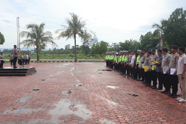 Kapolres Kupang Lepas 270 Personel Amankan Misa Malam Natal di 175 Gereja