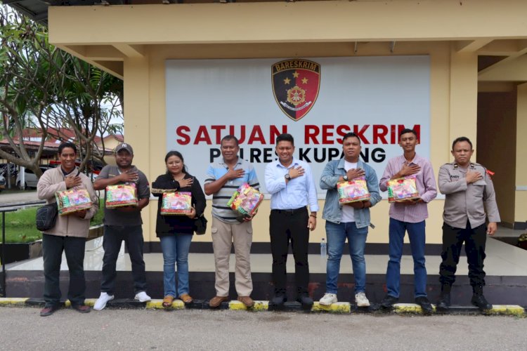 Kapolres Kupang Tebar Kasih Natal, Apresiasi Jurnalis sebagai Mitra Kontrol