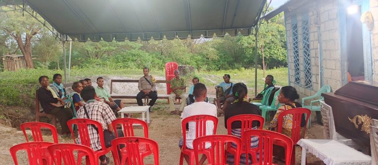 Sambangi Duka, Bhabinkamtibmas Takari Sampaikan Pesan Kamtibmas kepada Warga