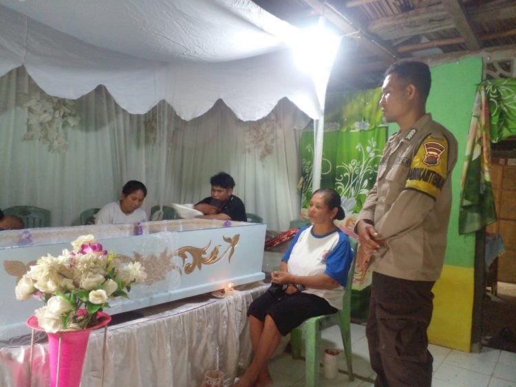 Bangun Empati dan Kedekatan dengan Warga, Bhabinkamtibmas Polsek Sulamu Melayat ke Rumah Duka