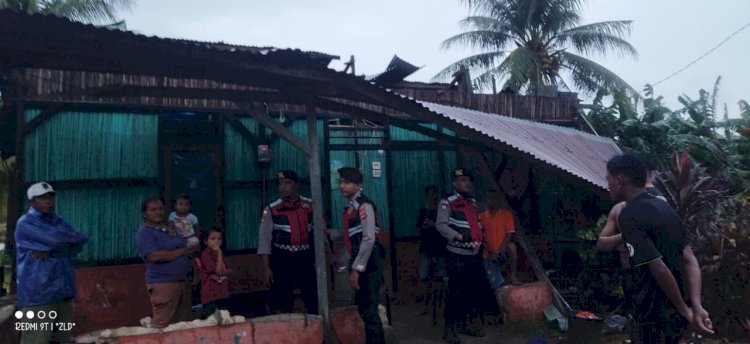 Satuan Samapta Polres Kupang Tanggap Bencana, Datangi dan Bantu Warga Korban Angin Puting Beliung