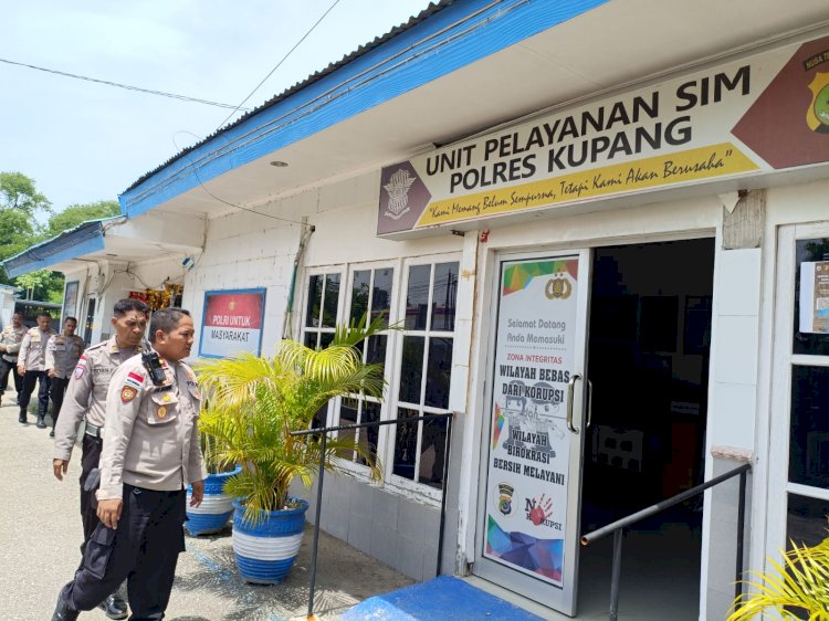 Perkuat Pengawasan Internal, Wakapolres Kupang Laksanakan Pengecekan Personel