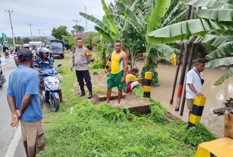 Antisipasi Potensi Banjir Meluap ke pemukiman warga, Bhabinkamtibmas Polsek Kupang Timur Turun ke Lapangan