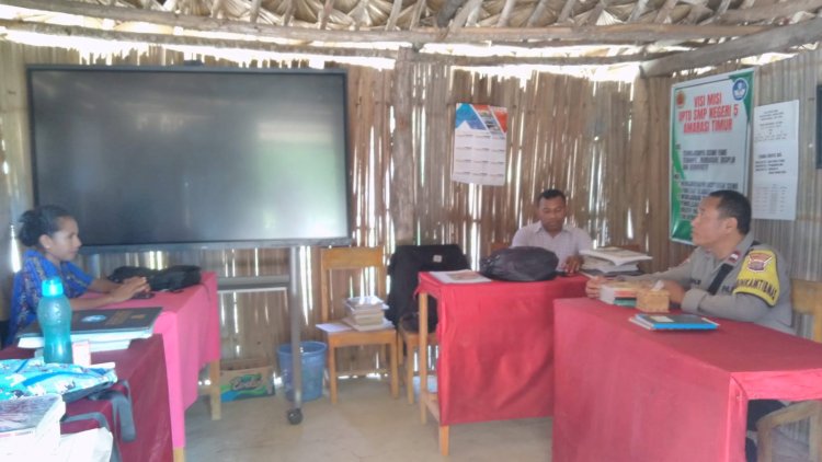 Bhabinkamtibmas Polsek Amarasi Timur Sambangi SMP Negeri 5, Beri Motivasi Guru dan Siswa Meski Fasilitas Terbatas