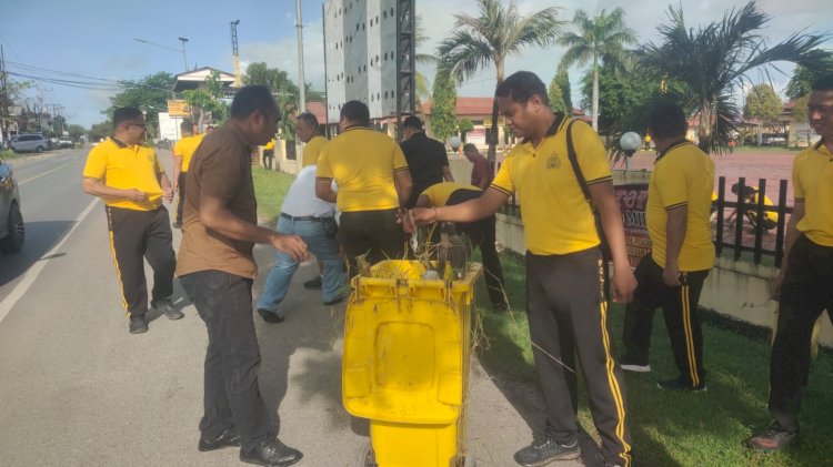 Gelar Jumat Bersih, Personel Polres Kupang Bersihkan Mako dan Asrama