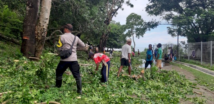 Sinergi Polri–TNI dan Pemerintah Kecamatan, Jumat Bersih Warnai Pelabuhan Fery Naikliu