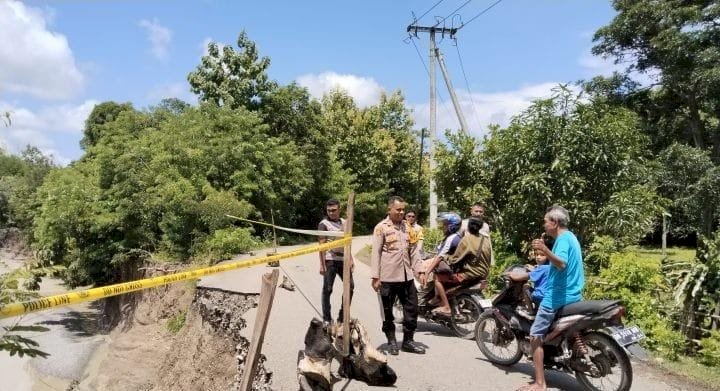 Antisipasi Banjir, Polsek Fatuleu Kolaborasi dengan Camat Fatuleu Barat Bersihkan Jembatan Sungai Baimel