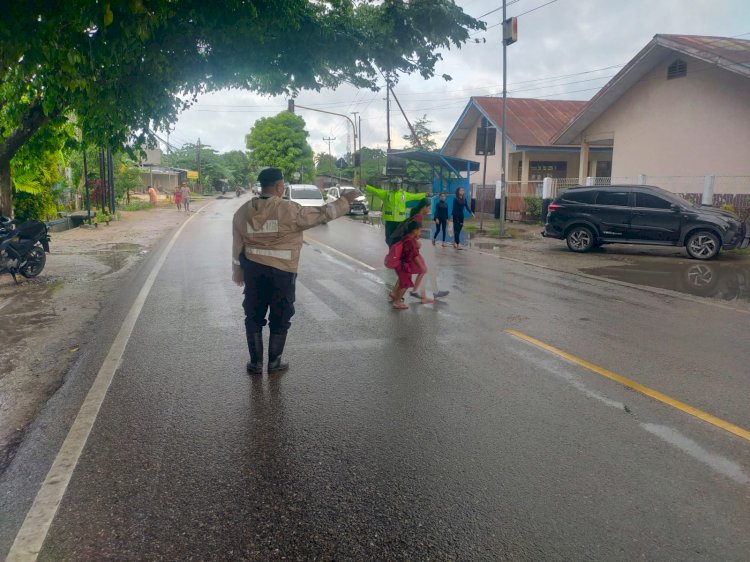 Pertebal Pengaturan Lalu Lintas Pagi Hari, Sat Samapta Polres Kupang Turunkan Regu Dalmas