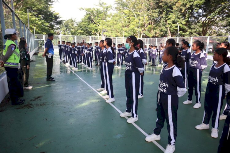 Polres Kupang Jawab Permintaan Sekolah Rakyat Naibonat, Gelar Latihan Baris-Berbaris