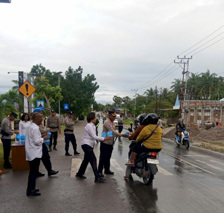 Kapolres Kupang Pimpin Pembagian 200 Paket Takjil  bagi  pengendara