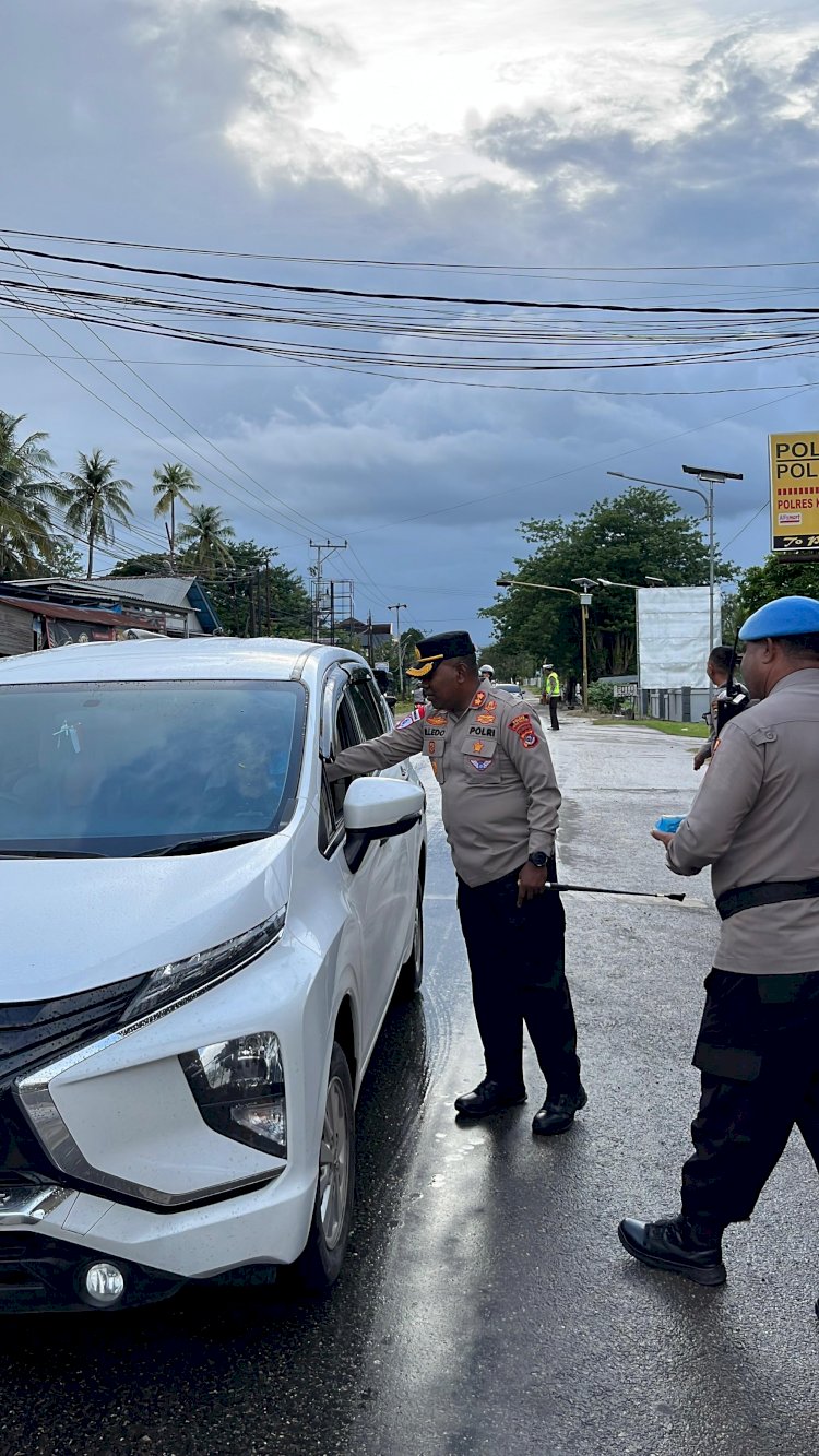 Kapolres Kupang Pimpin Pembagian 200 Paket Takjil  bagi  pengendara