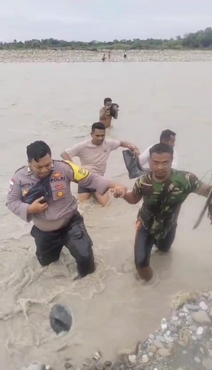 Rela Mengarungi Sungai Banjir, Personel Polsek Amfoang Timur Selesaikan Konflik Warga di Nunuanah