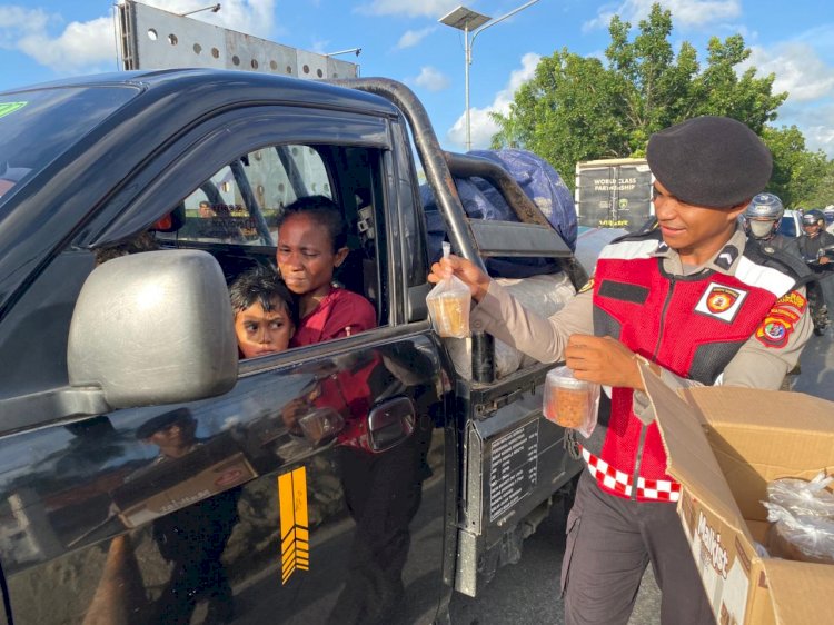 Tebar Kebaikan dibulan Suci Ramadhan Polres Kupang Kembali Gelar Pembagian Takjil bagi masyarakat umum