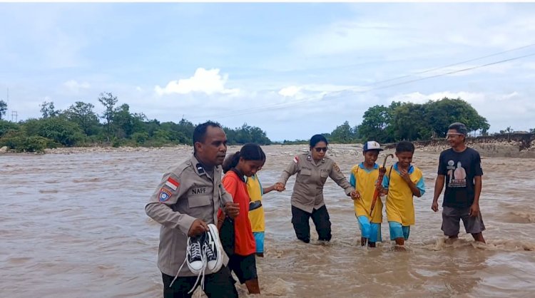 Aksi Humanis Polisi di Amfoang Utara, Bantu siswa  Seberangi Sungai Oehani
