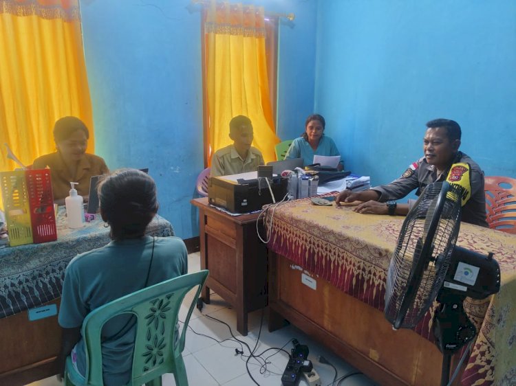 Bhabinkamtibmas Amfoang Utara Sambangi Kantor Desa Fatunaus, Sampaikan Pesan Kamtibmas dan Imbauan Waspada Cuaca Ekstrem