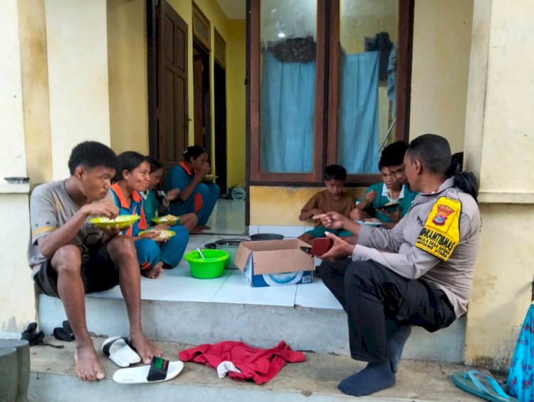 Bhabinkamtibmas Polsek Amfoang Utara Evakuasi Pelajar Terjebak Banjir Kali Oehani