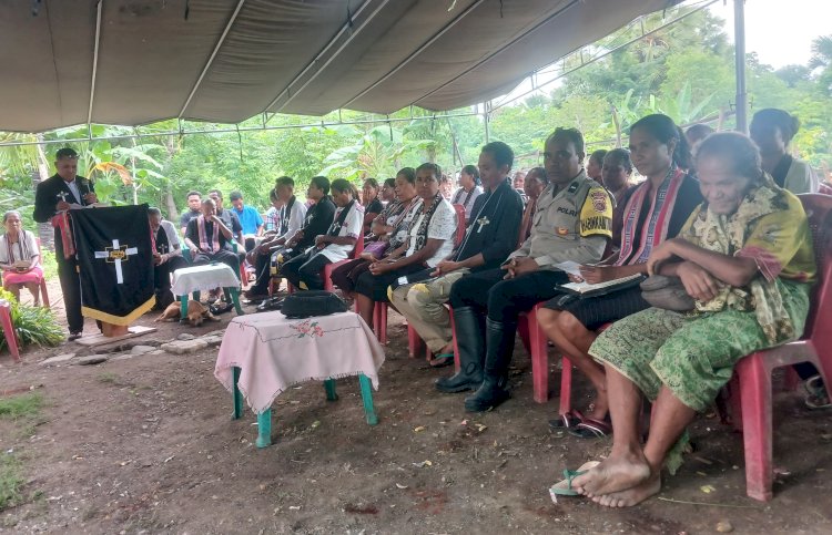 Bangun Kedekatan dengan Warga, Bhabinkamtibmas Amfoang Hadiri Ibadah Pemakaman