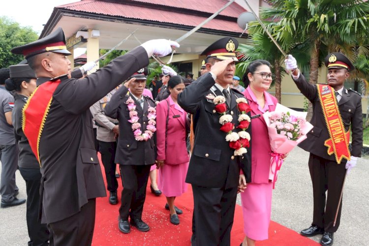 Penuh Haru, Polres Kupang Gelar Upacara Purna Tugas Kompol Made Kumara dan Aiptu Mateus Sombai