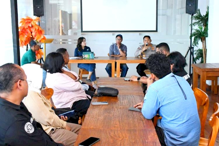 Perisai Demokrasi di Era Digital : Kabid Humas Polda NTT Soroti Perlindungan Jurnalis dari Teror Siber