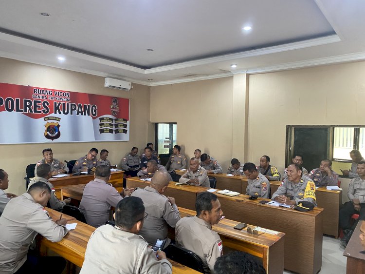 Wakapolres Kupang Pimpin Rapat Peningkatan Pelayanan Publik Call Center 110