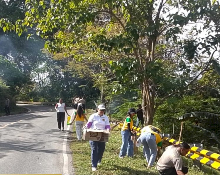 Polsek Fatuleu dan Pemerintah Kecamatan Fatuleu Gelar Kerja Bakti Bersihkan Jalan Timor Raya KM 45