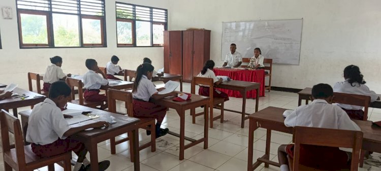 Pastikan Ujian Lancar, Polsek Amfoang Utara Kawal Pelaksanaan UAS Tingkat SD