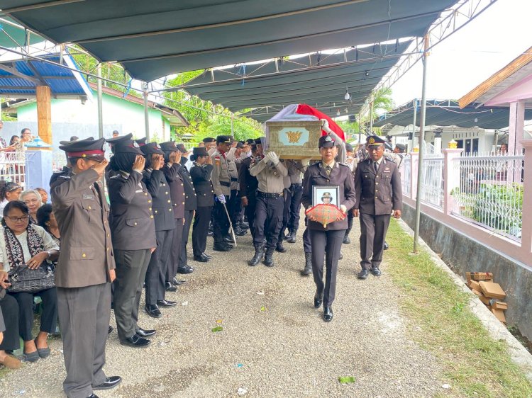 Polres Kupang Beri Penghormatan Terakhir kepada AKP Purn. Hana Adriana Detaq