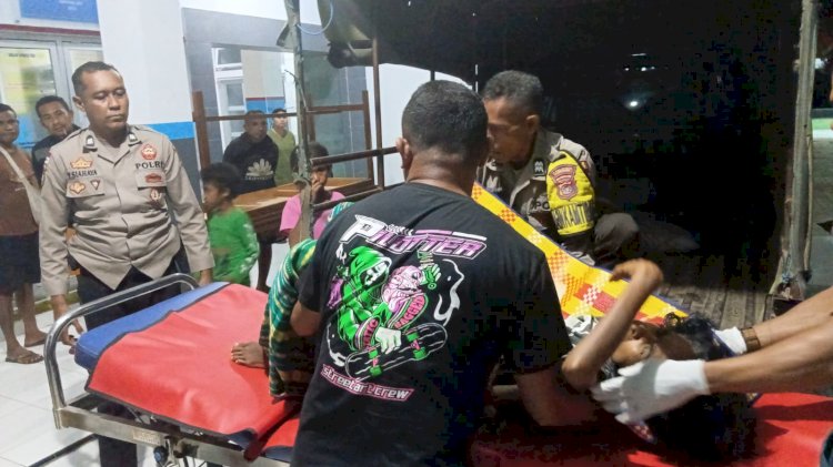 Respons Cepat Polsek Takari, Evakuasi Warga Sakit Parah ke Puskesmas
