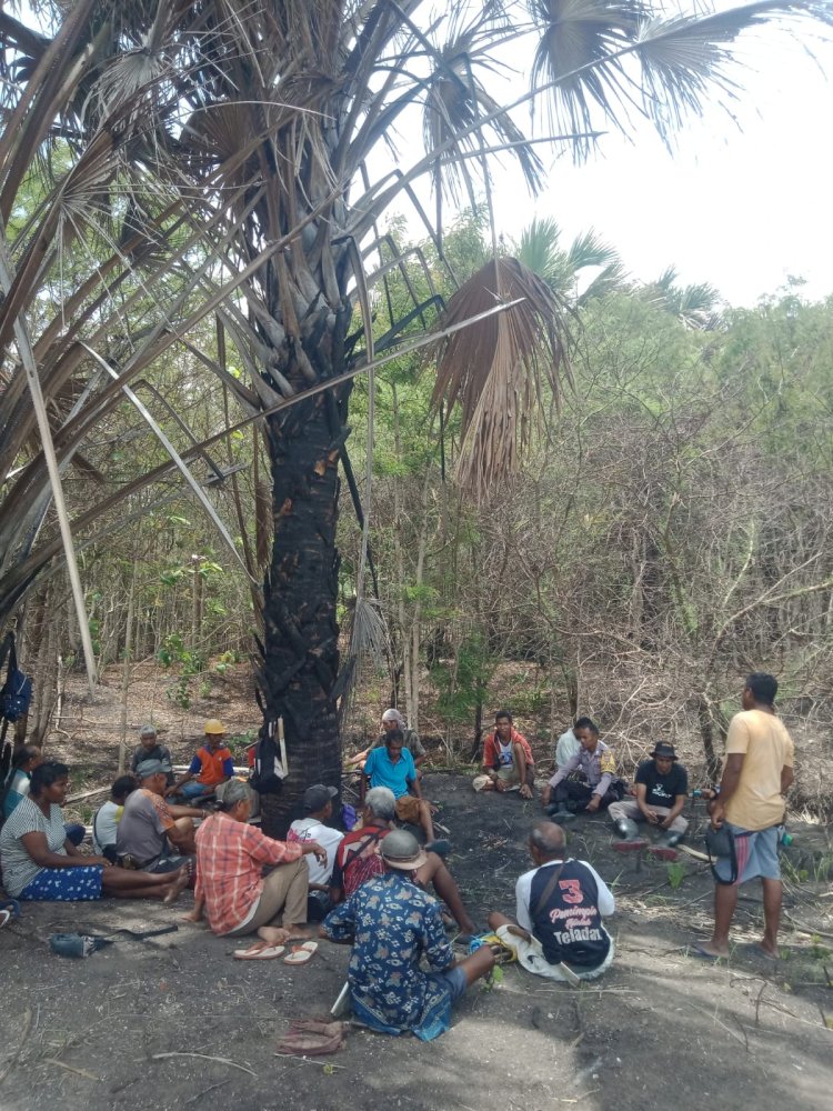 Bhabinkamtibmas Polsek Kupang Timur Sosialisasikan Bahaya Miras dan Kampung Bebas Narkoba kepada Warga di Noekele