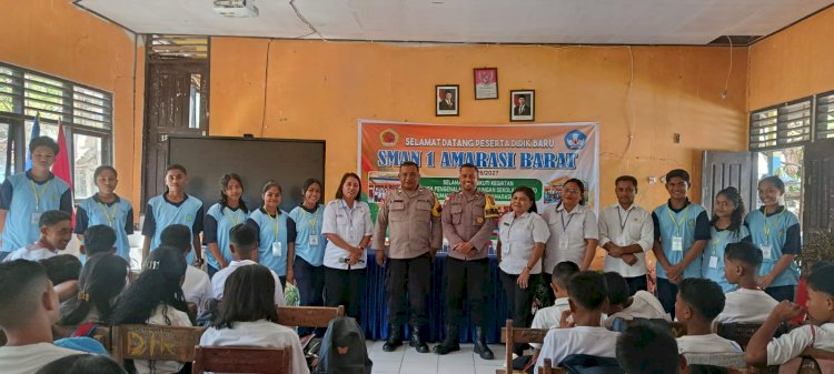 Bhabinkamtibmas Polsek Amarasi  Tanamkan Kesadaran Hukum kepada Siswa SMAN 1 Amarasi Barat Melalui MPLS